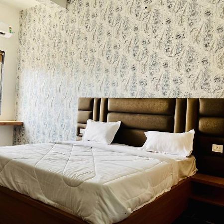 Hotel B P Emerald Матура Екстериор снимка