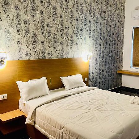 Hotel B P Emerald Матура Екстериор снимка