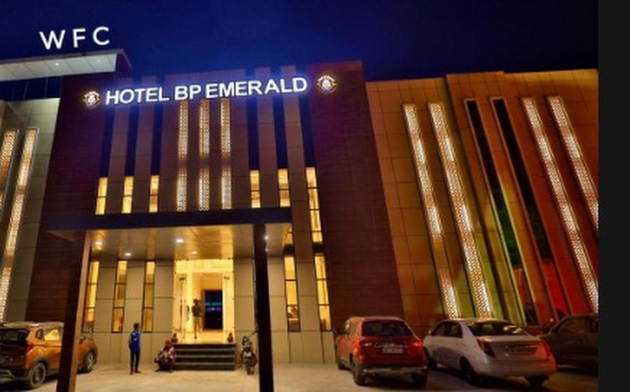 Hotel B P Emerald Матура Екстериор снимка