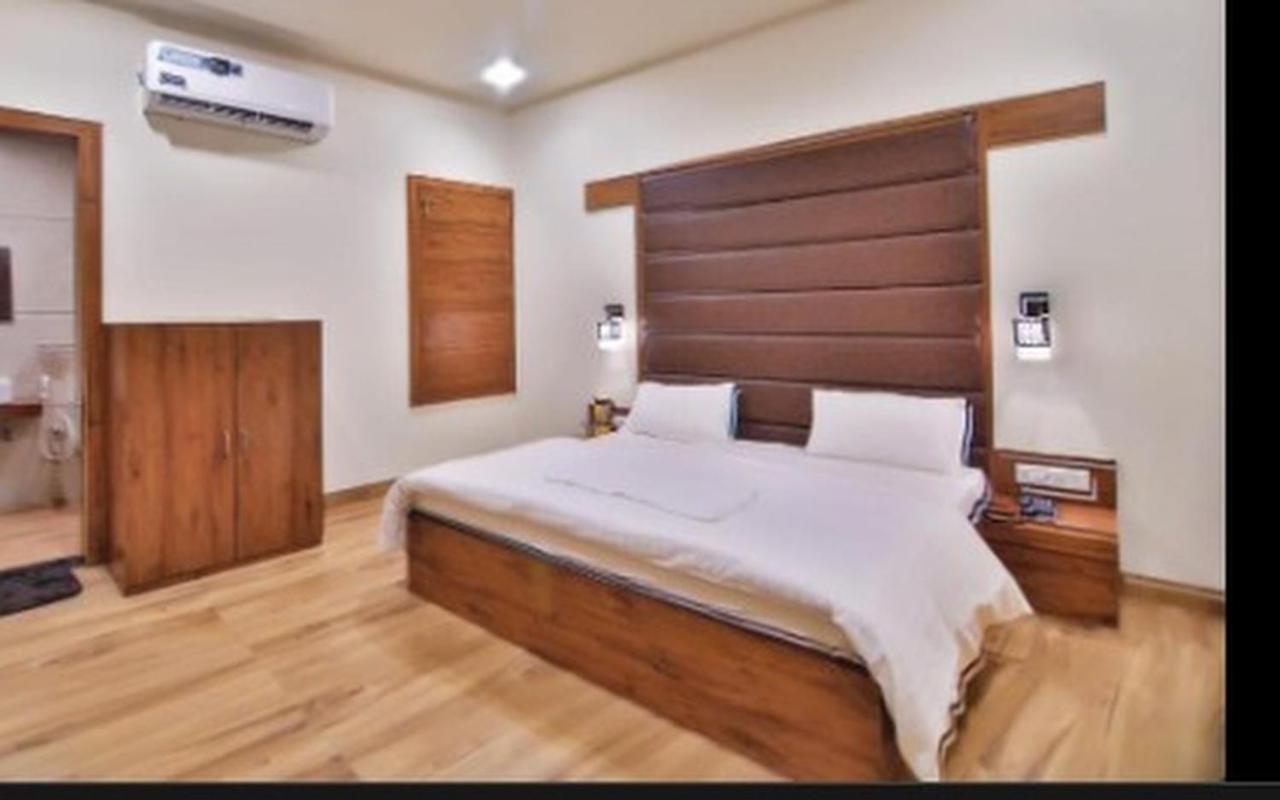 Hotel B P Emerald Матура Екстериор снимка