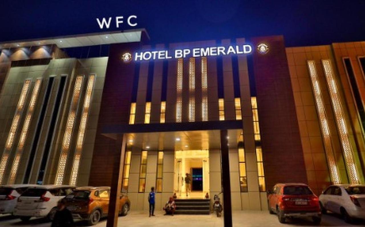 Hotel B P Emerald Матура Екстериор снимка