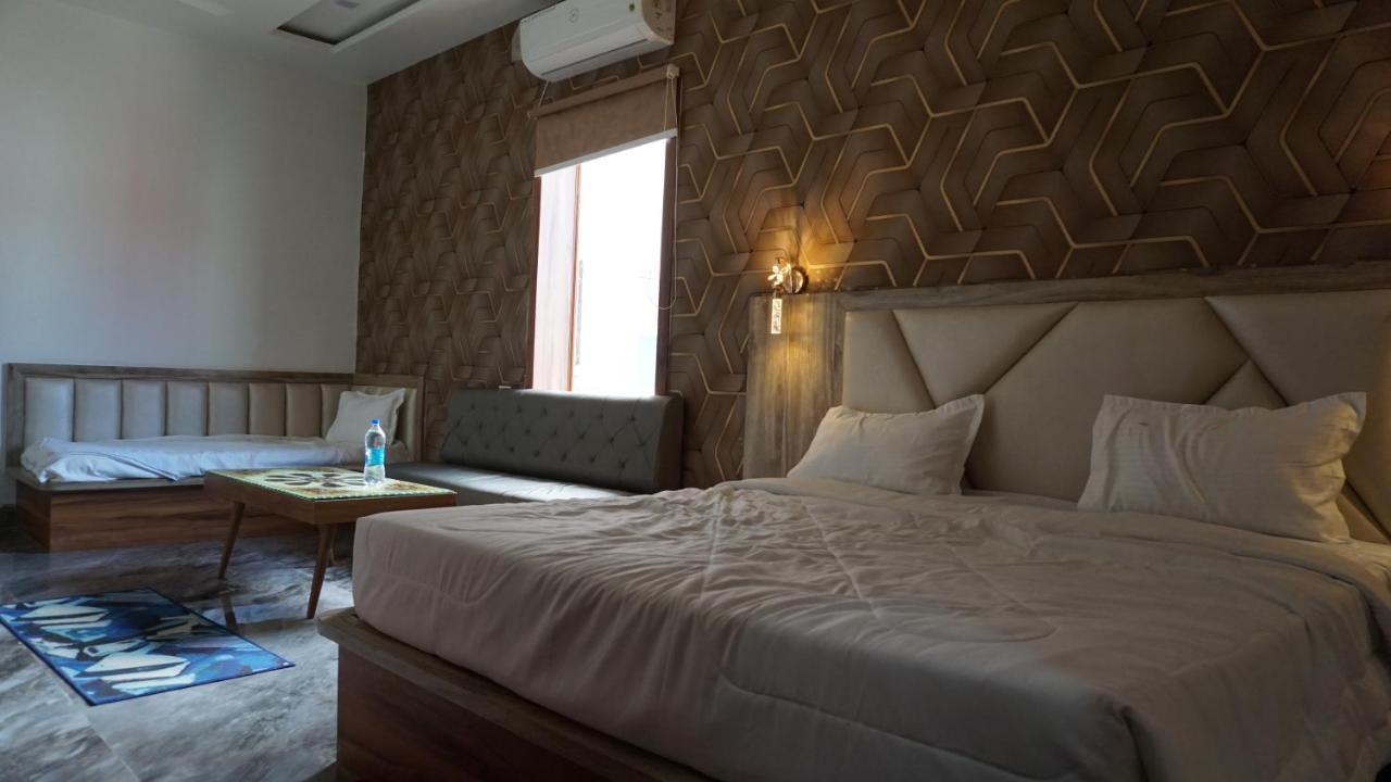 Hotel B P Emerald Матура Екстериор снимка