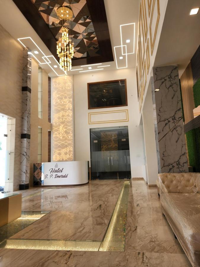 Hotel B P Emerald Матура Екстериор снимка
