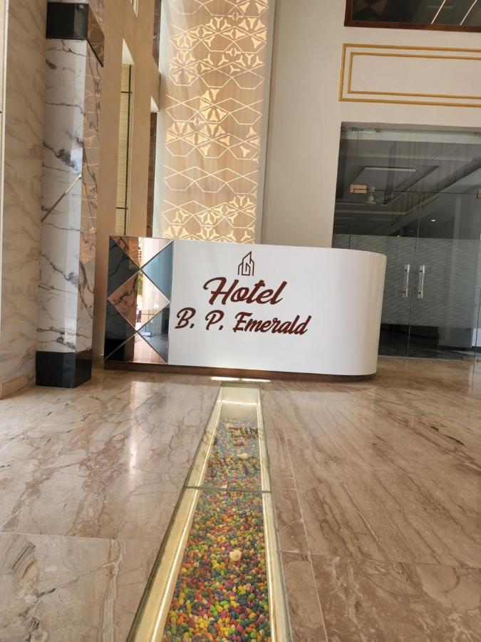 Hotel B P Emerald Матура Екстериор снимка