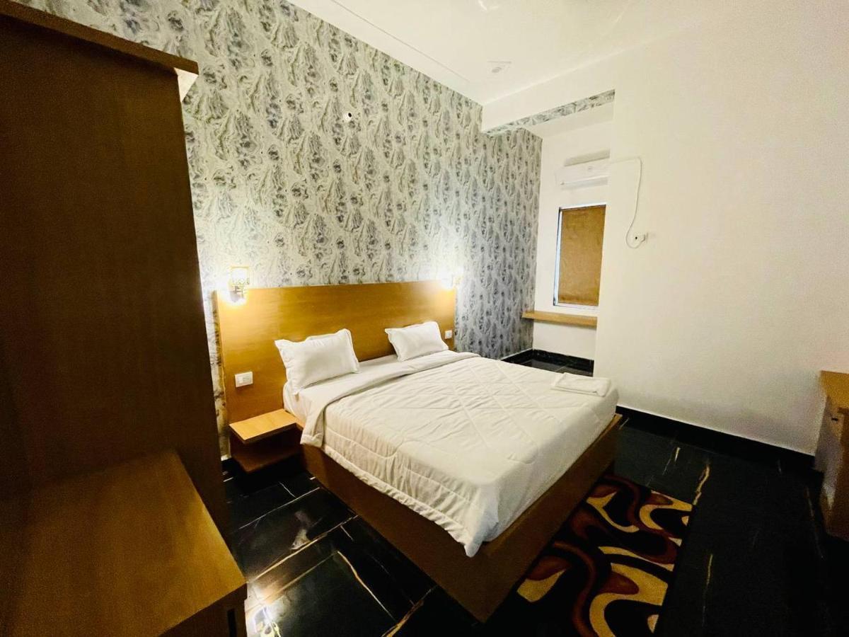 Hotel B P Emerald Матура Екстериор снимка