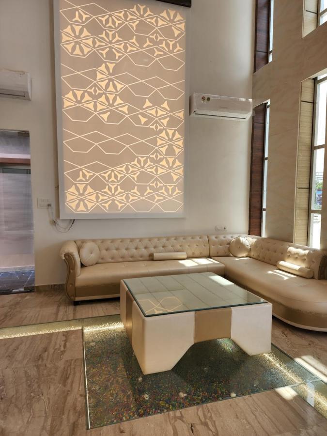 Hotel B P Emerald Матура Екстериор снимка