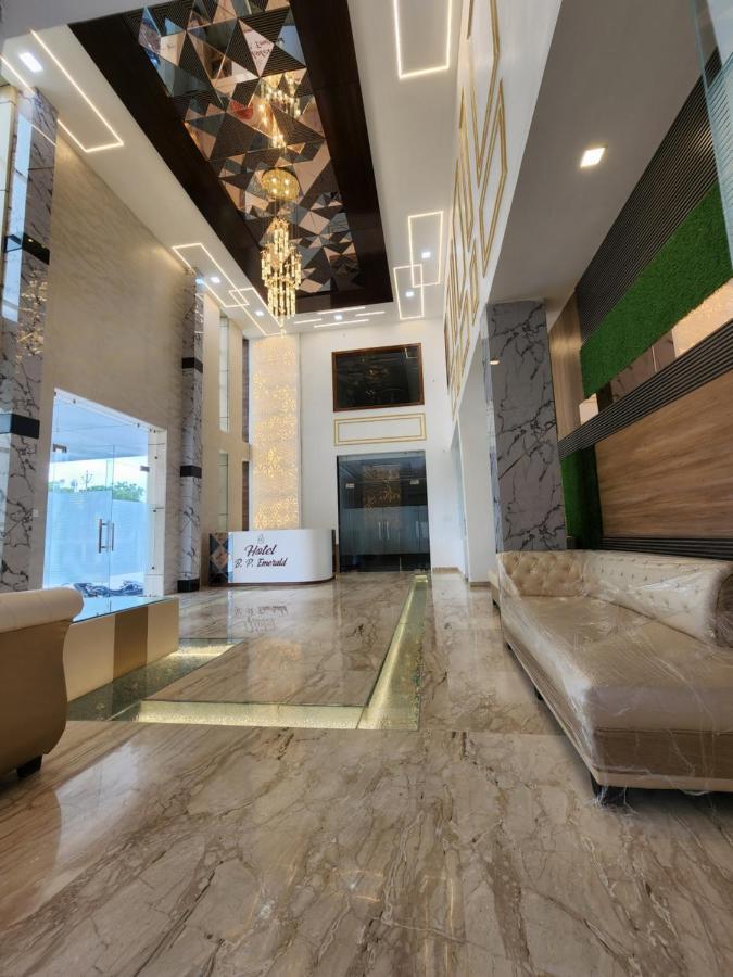 Hotel B P Emerald Матура Екстериор снимка