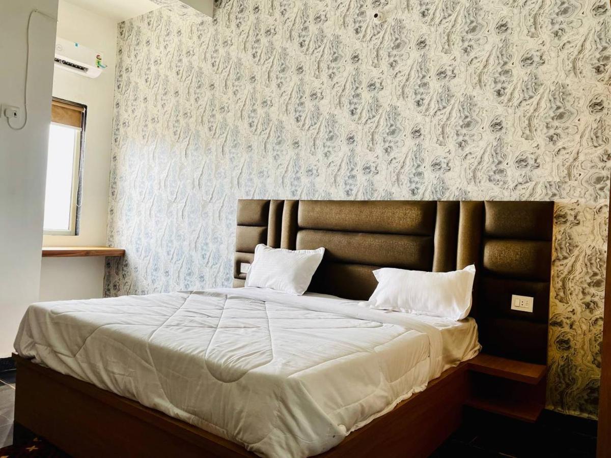 Hotel B P Emerald Матура Екстериор снимка