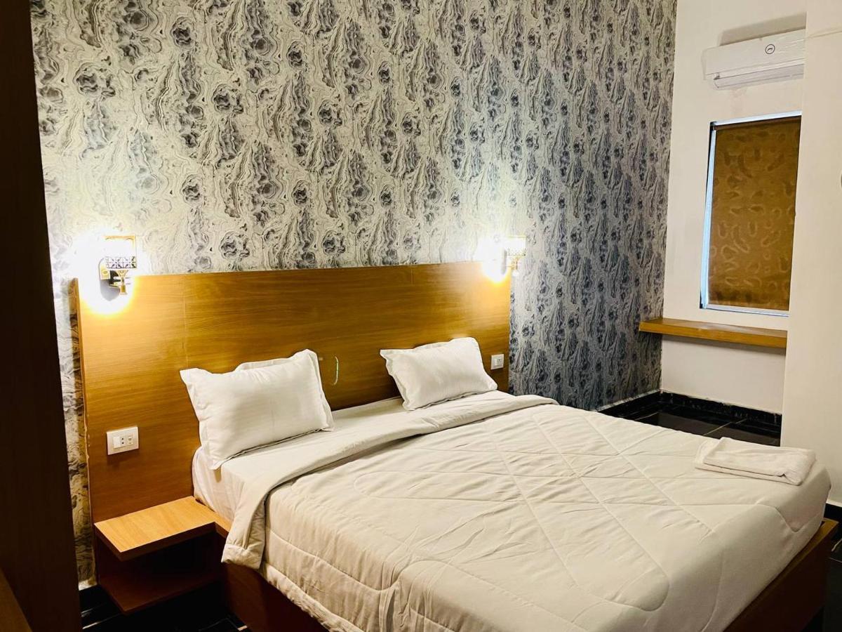 Hotel B P Emerald Матура Екстериор снимка